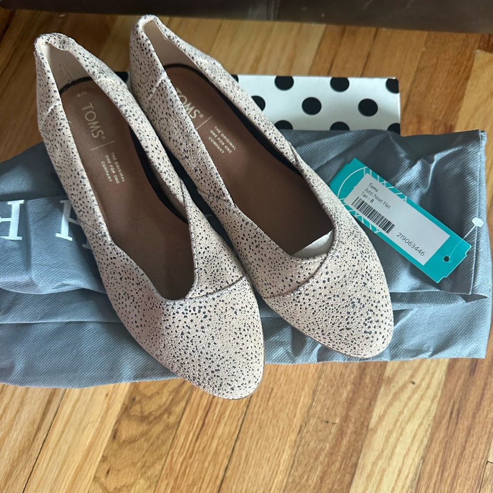 Toms Cream and Black Flats with Intricate Pattern never worn